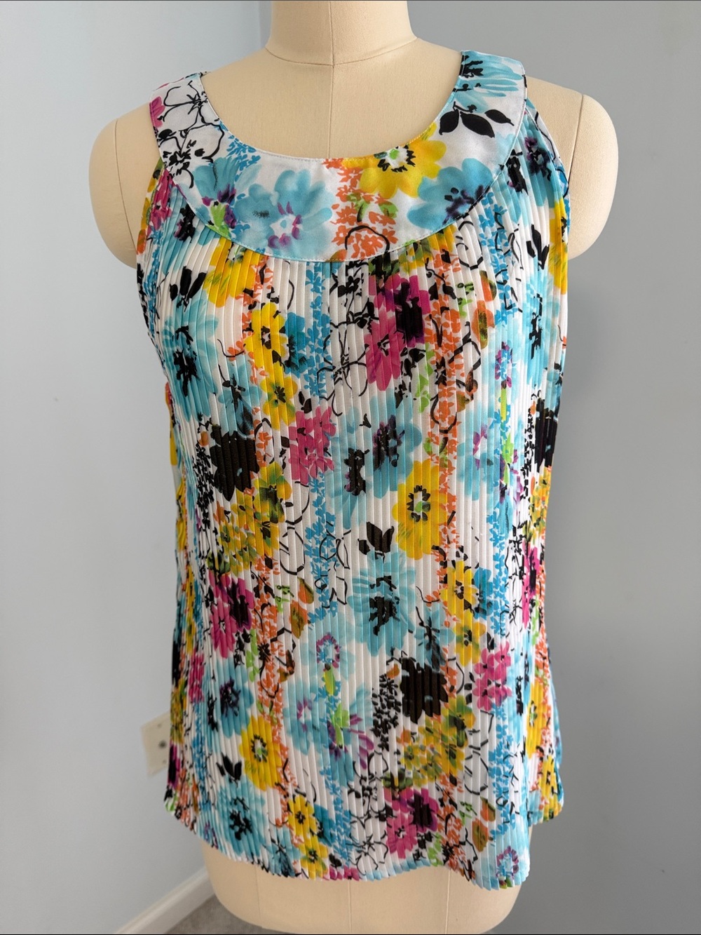 Dress barn Multicolor Sleeveless Floral Pleated Camisole Top Size Medium